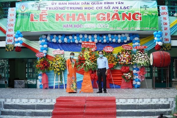 Cô Ngô Thị Ánh Tuyết đại diện nhà trường nhận hoa chúc mừng.jpg
